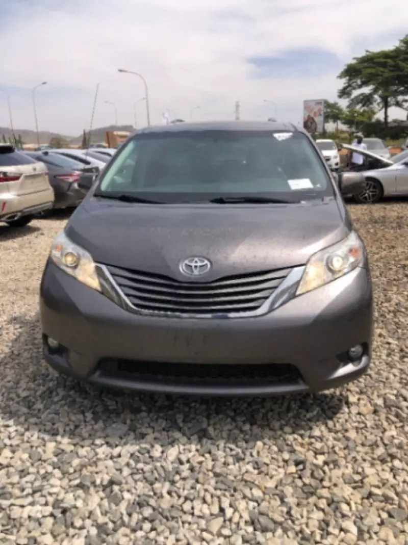 Toyota Sienna   - 2013