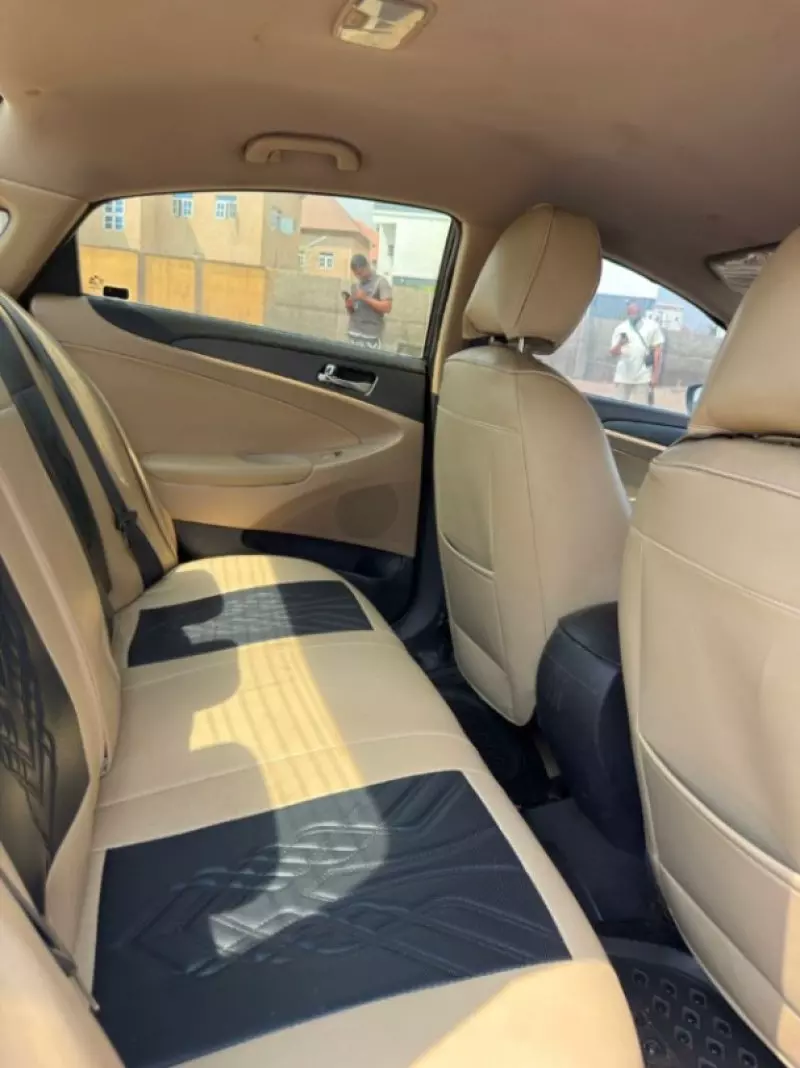 Hyundai Sonata   - 2011