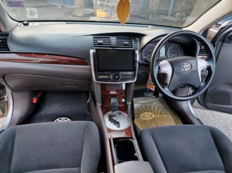 Toyota Premio    - 2012