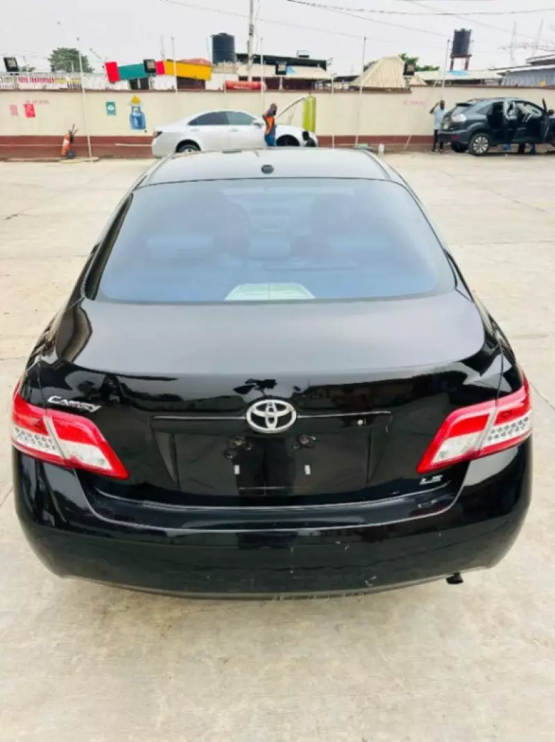 Toyota Camry   - 2010