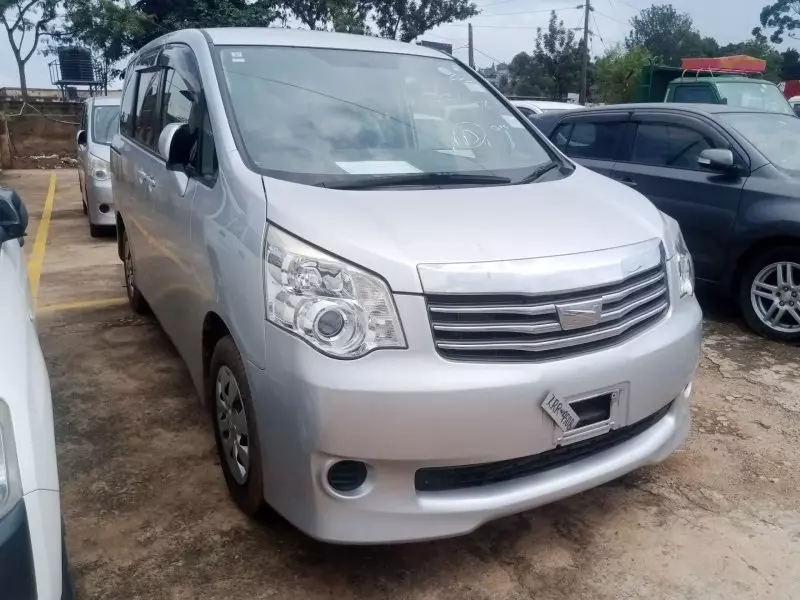 Toyota Noah   - 2012