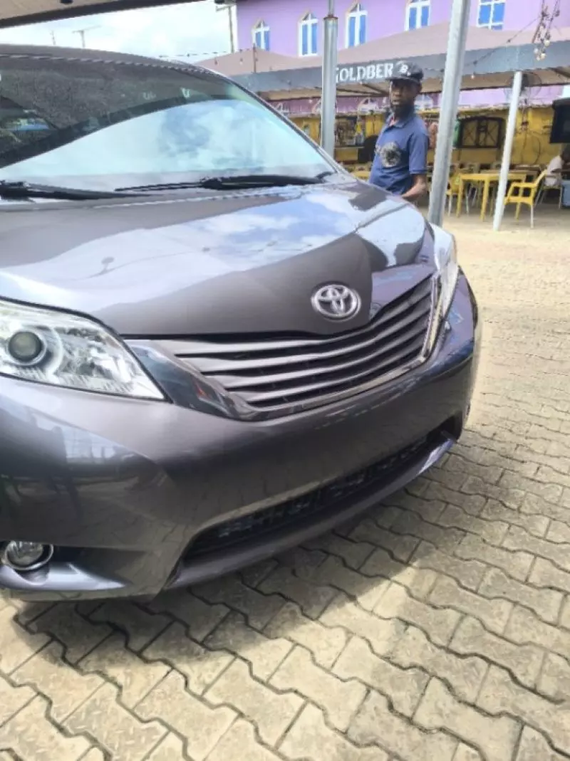 TOYOTA Sienna   - 2012
