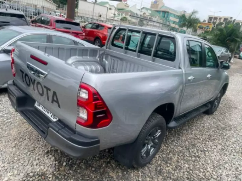 TOYOTA Hilux   - 2026