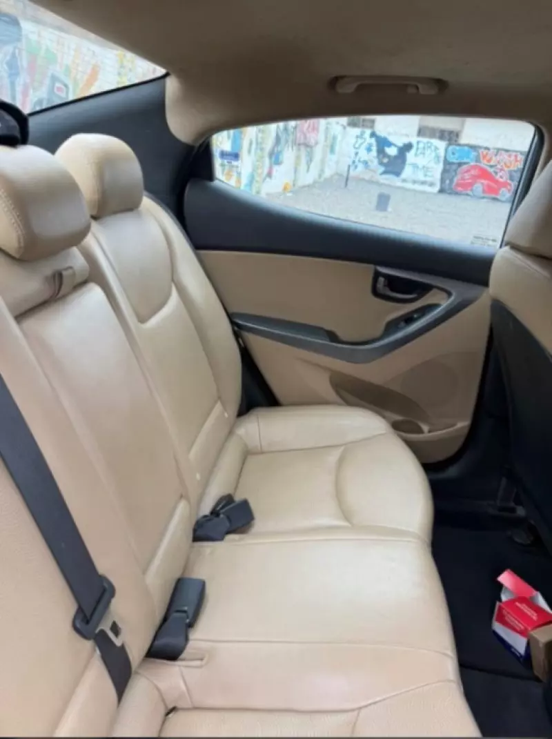 Hyundai Elantra   - 2012