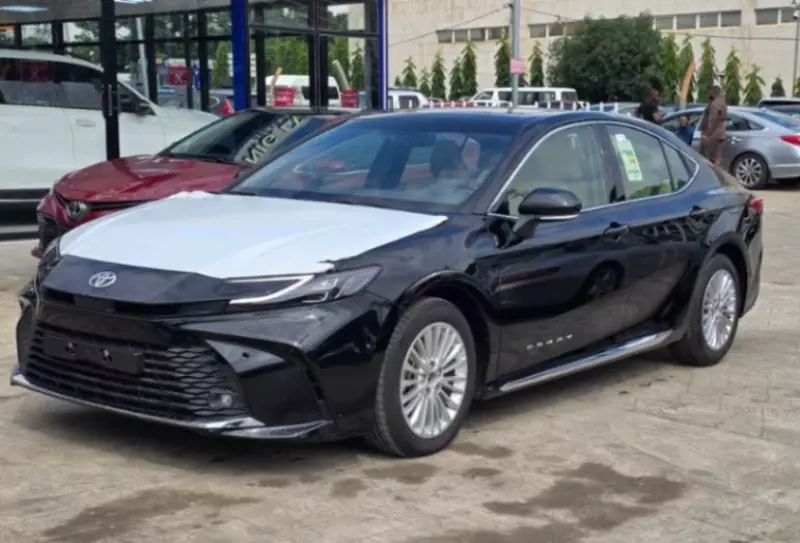 Toyota Camry   - 2025