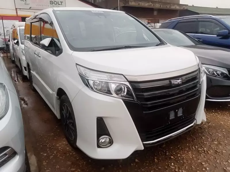 Toyota Noah   - 2017