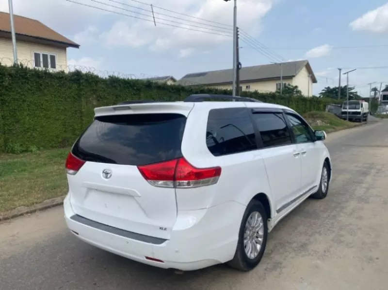 Toyota Sienna   - 2013