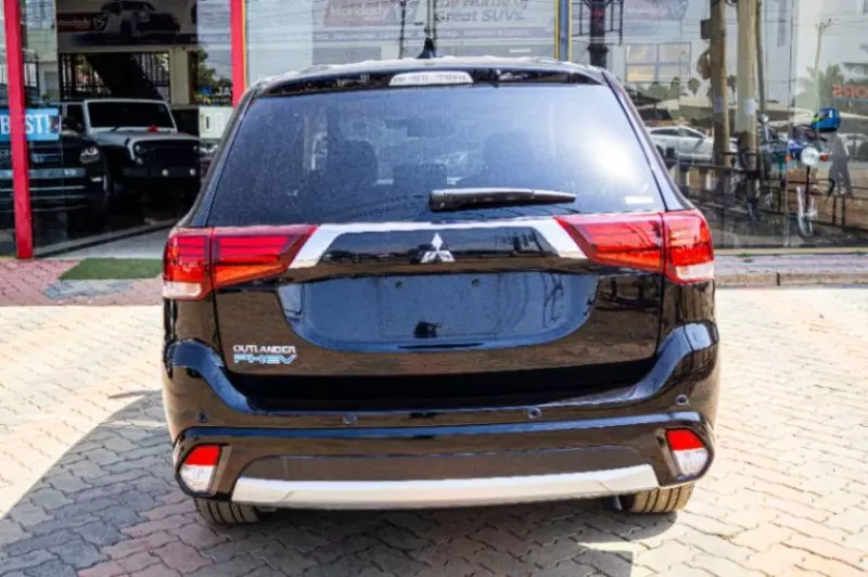 Mitsubishi Outlander hybrid    - 2018