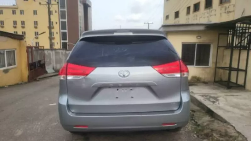 TOYOTA Sienna   - 2011