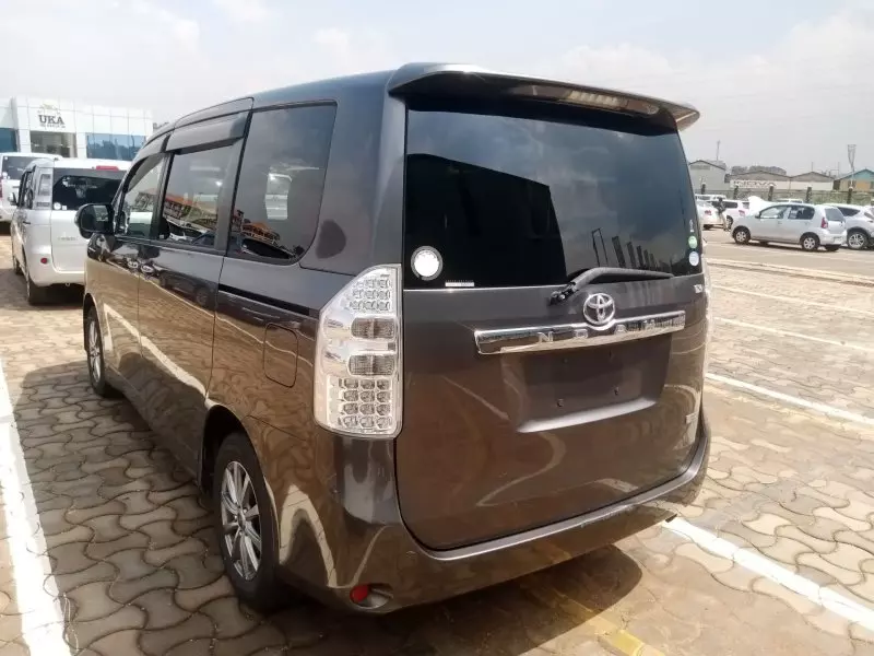Toyota Noah   - 2012