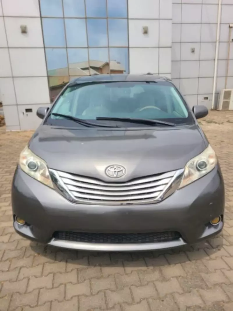 Toyota Sienna   - 2013