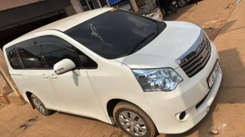 Toyota Noah   - 2012