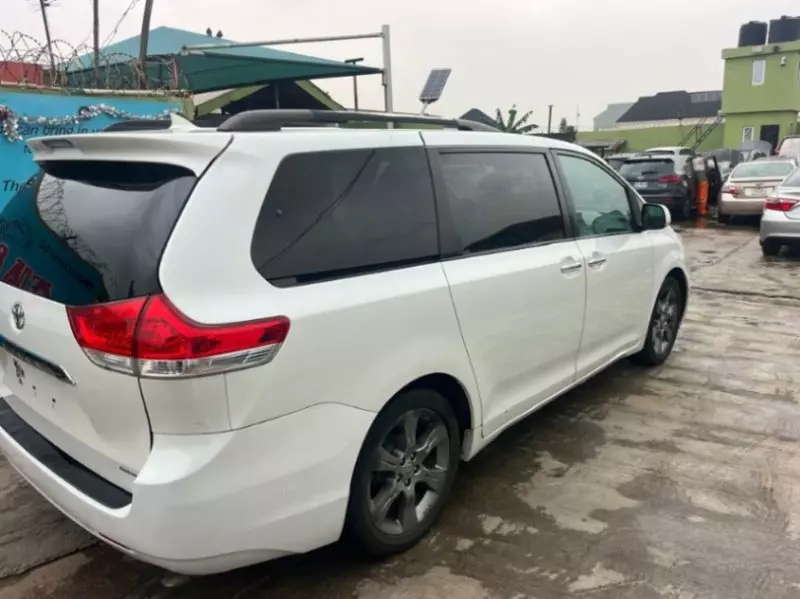 Toyota Sienna   - 2012