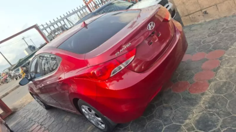 Hyundai Elantra   - 2012