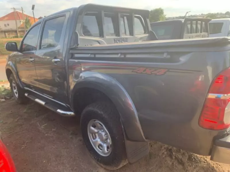 Toyota Hilux   - 2013