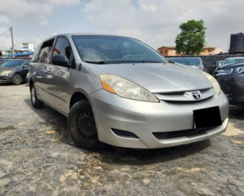 Toyota Sienna   - 2010