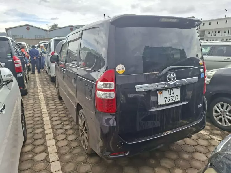 Toyota Noah   - 2012