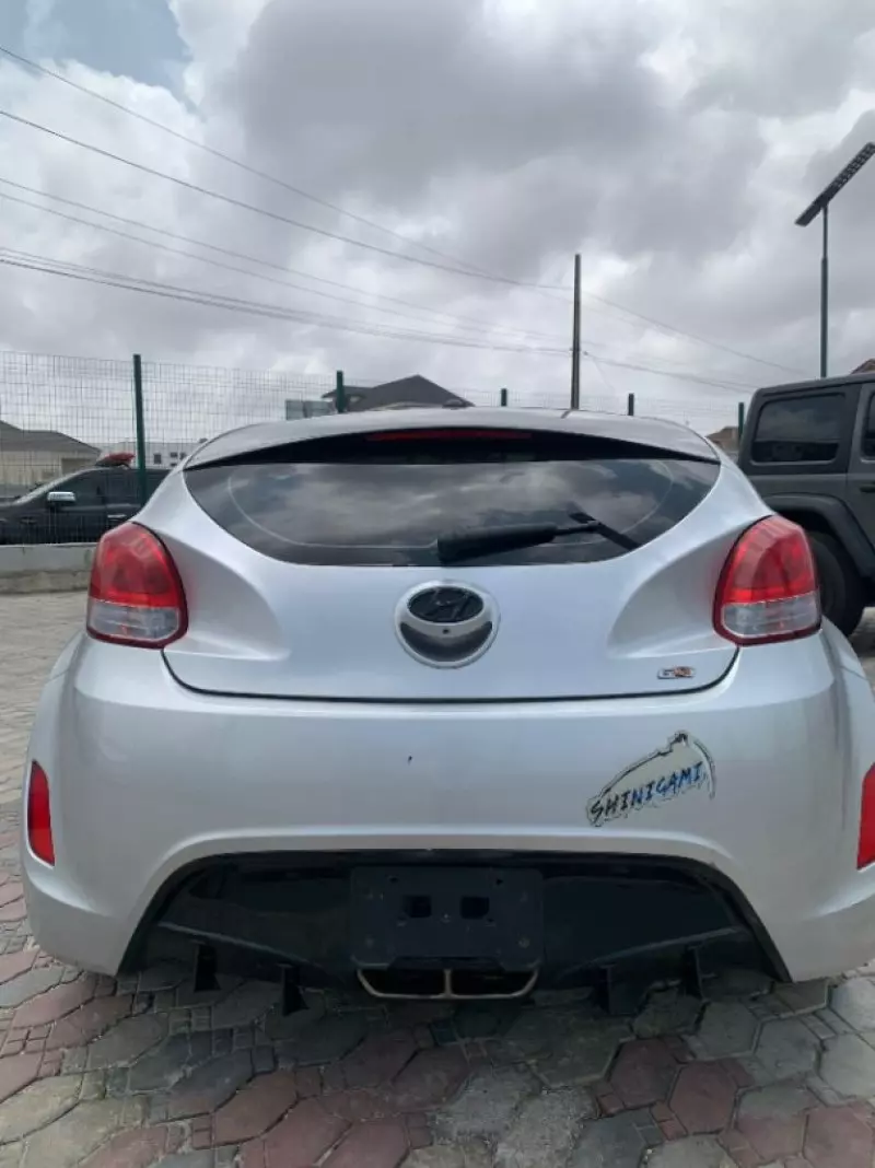Hyundai Veloster   - 2013