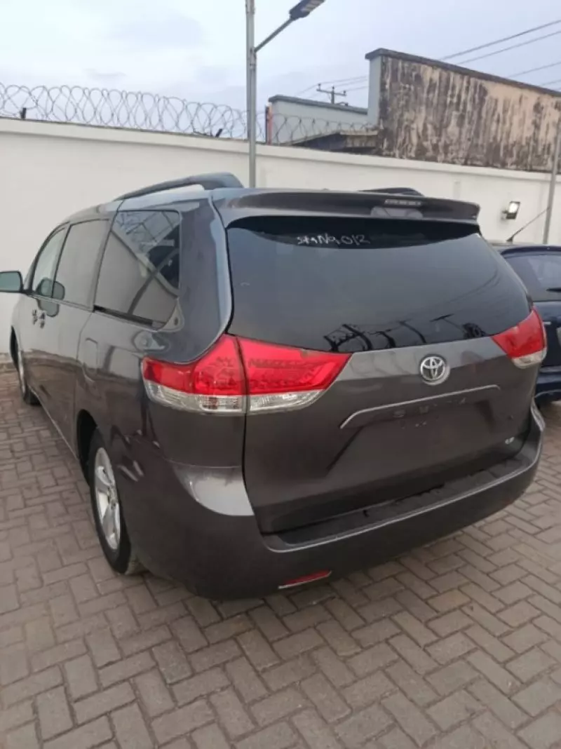 Toyota Sienna   - 2011