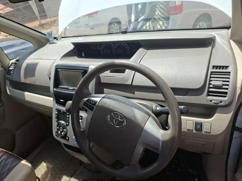 TOYOTA Noah   - 2010