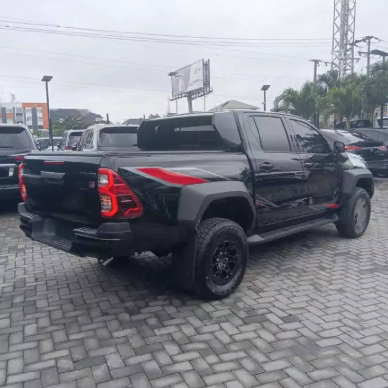 TOYOTA Hilux - 2026
