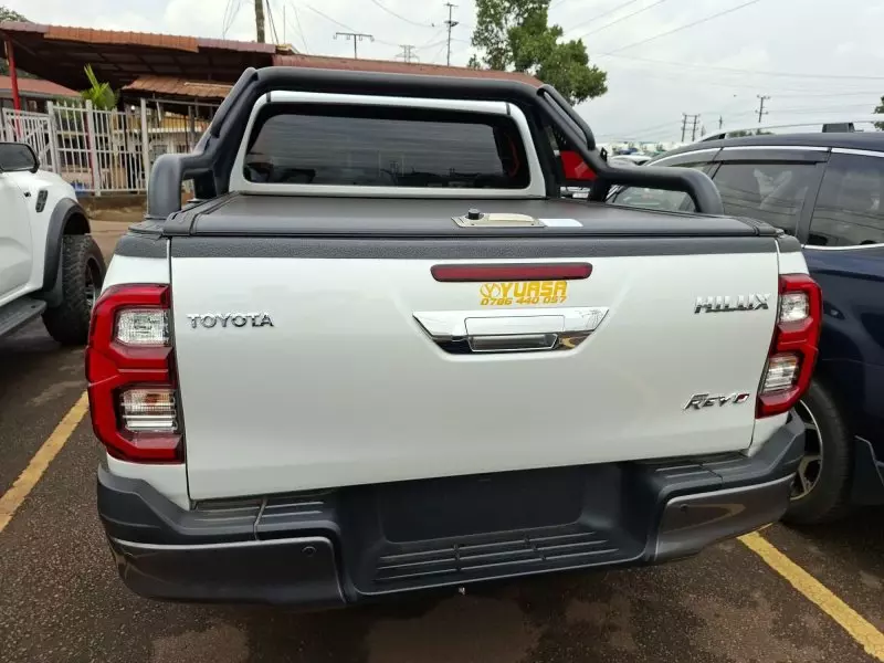 Toyota Hilux Revo    - 2025