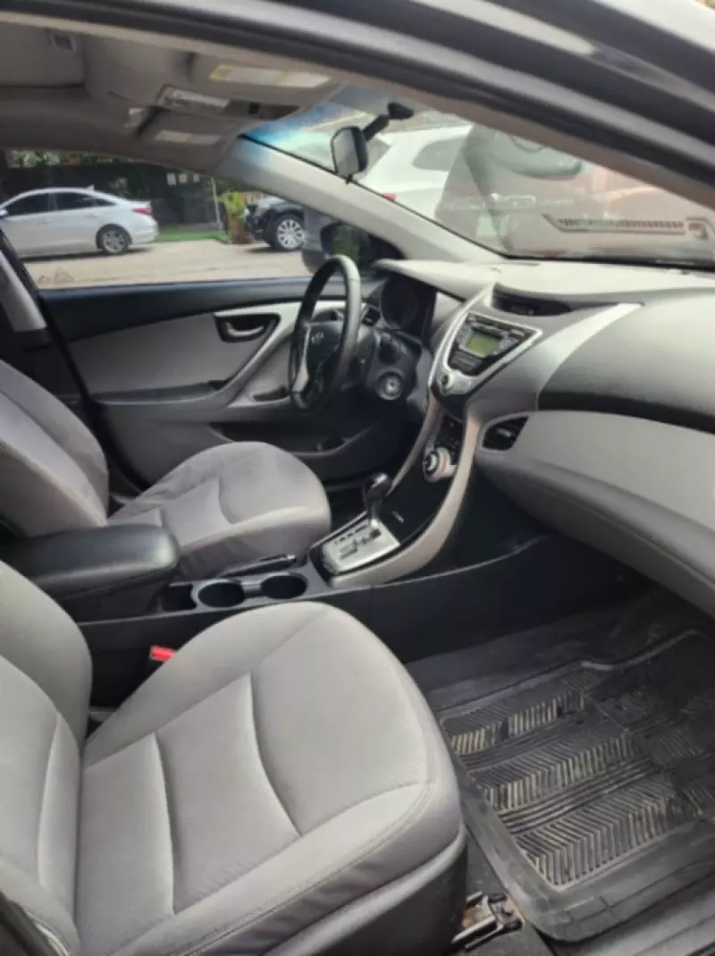 Hyundai Elantra   - 2012