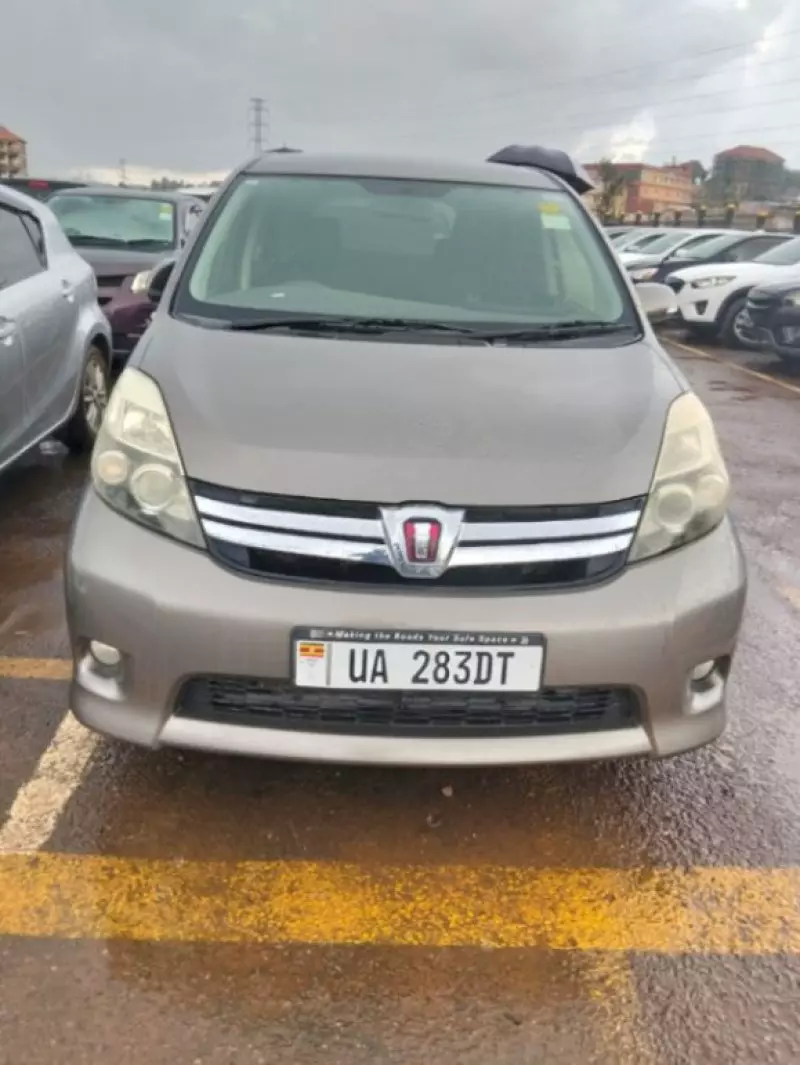 Toyota Isis    - 2013