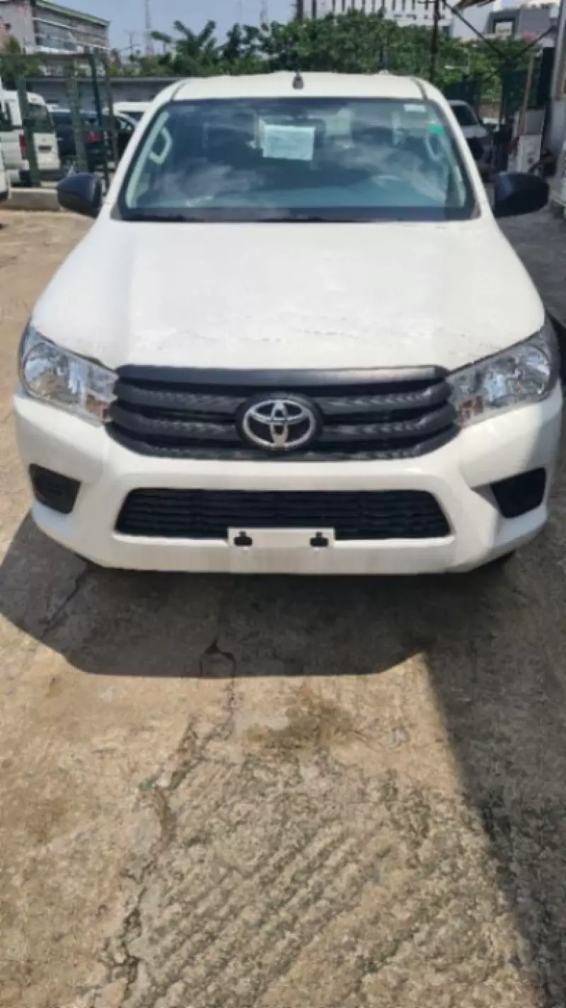 Toyota Hilux   - 2025