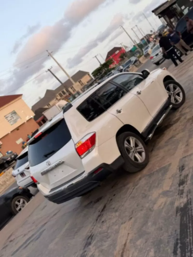 Toyota Highlander   - 2012