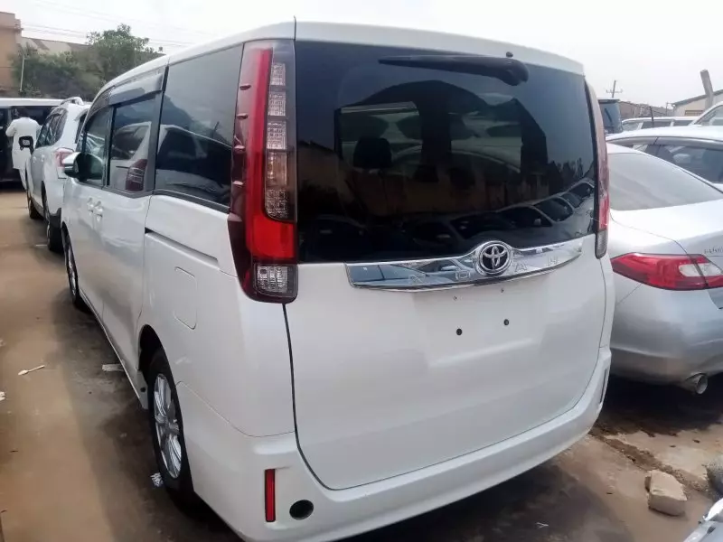 TOYOTA Noah - 2015