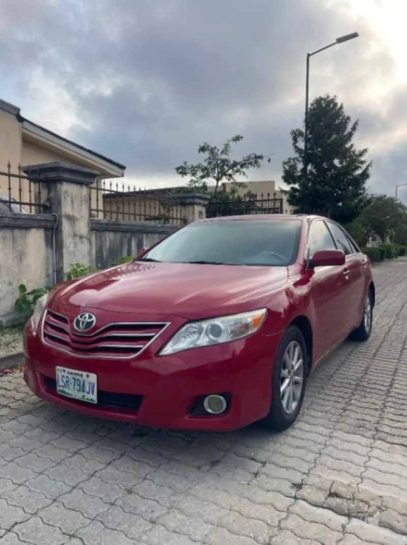 TOYOTA Camry - 2010