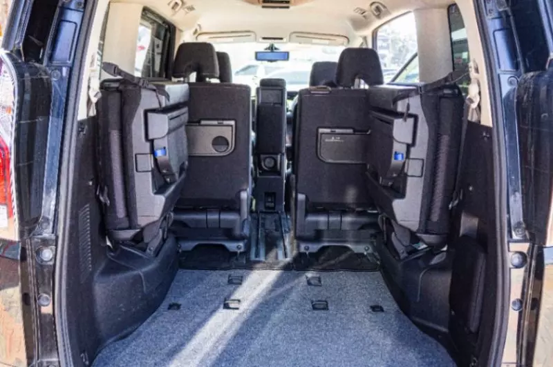 Nissan Serena   - 2018
