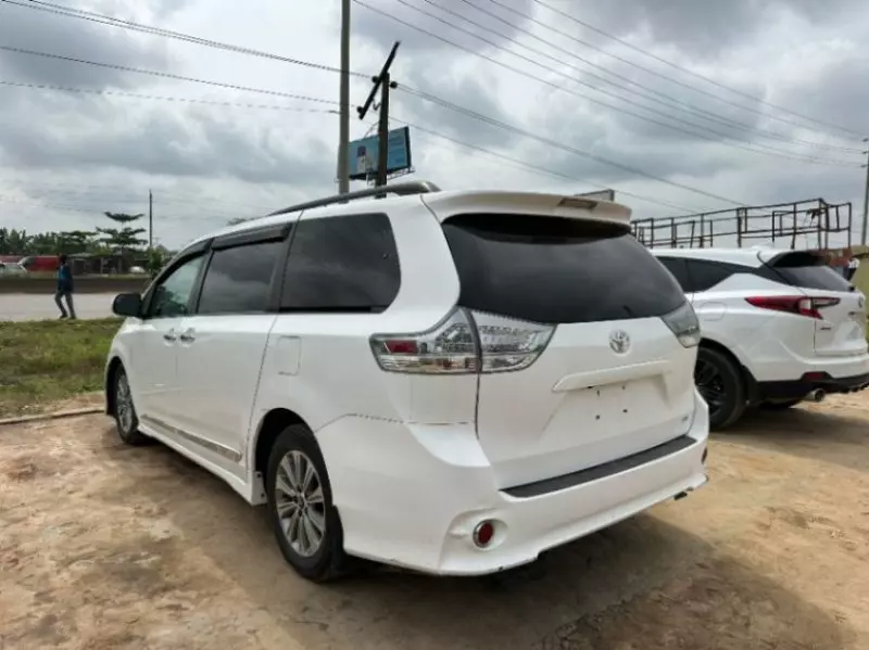 TOYOTA Sienna   - 2017