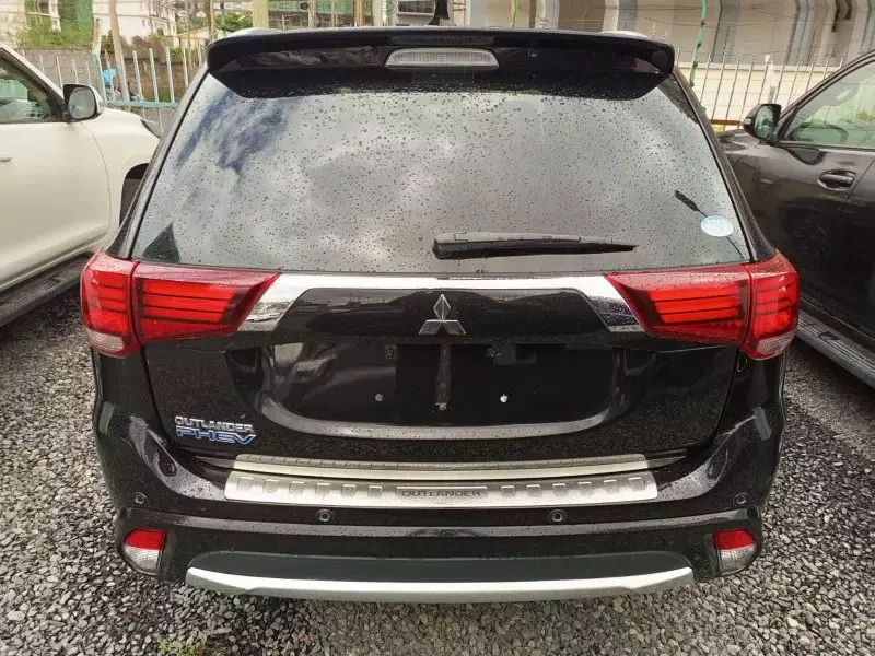 Mitsubishi Plug-in Hybrid Outlander   - 2016