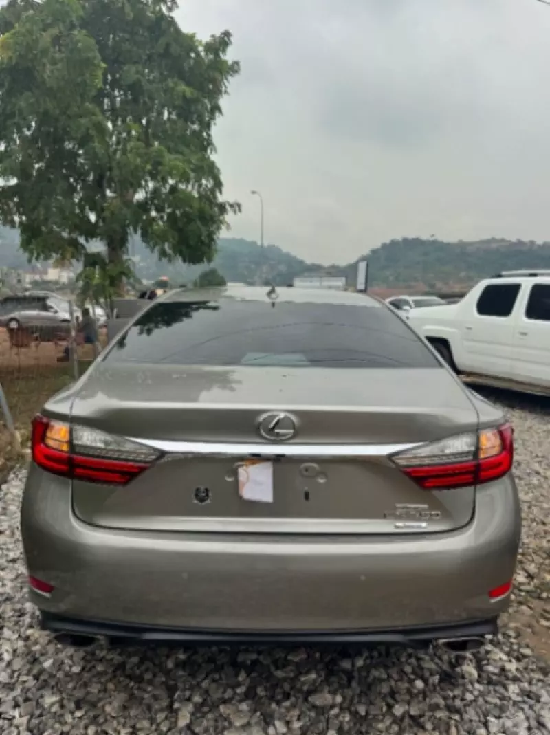Lexus ES   - 2016