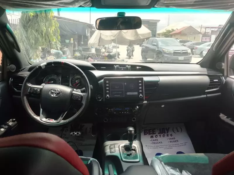 Toyota Hilux    - 2023