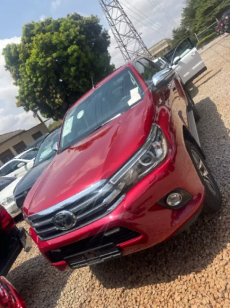 Toyota Hilux   - 2016