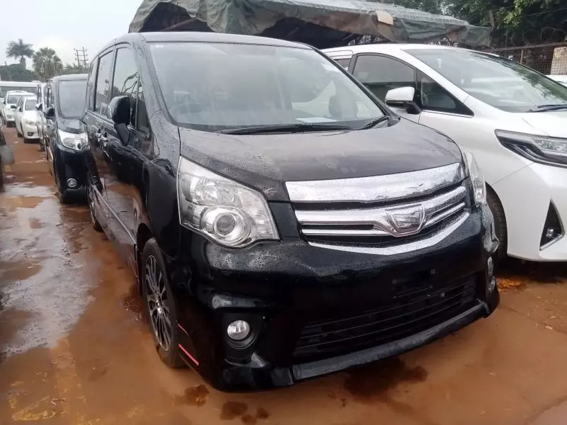 Toyota Noah   - 2012