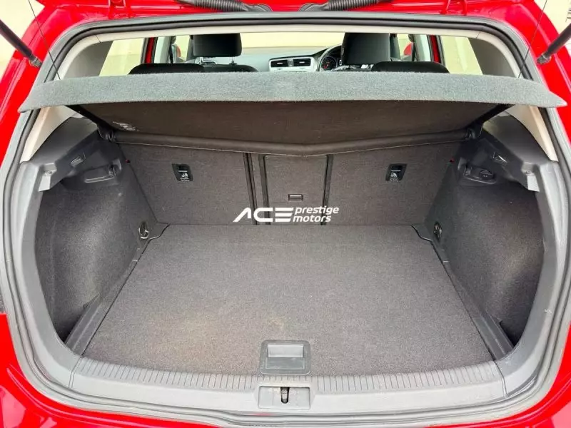 Volkswagen Golf   - 2016