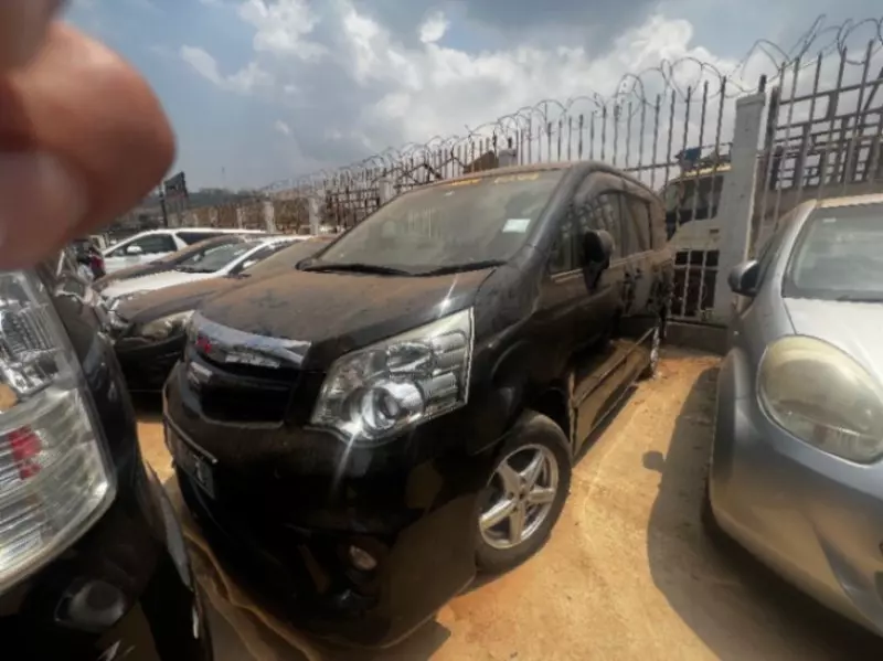 TOYOTA Noah   - 2012