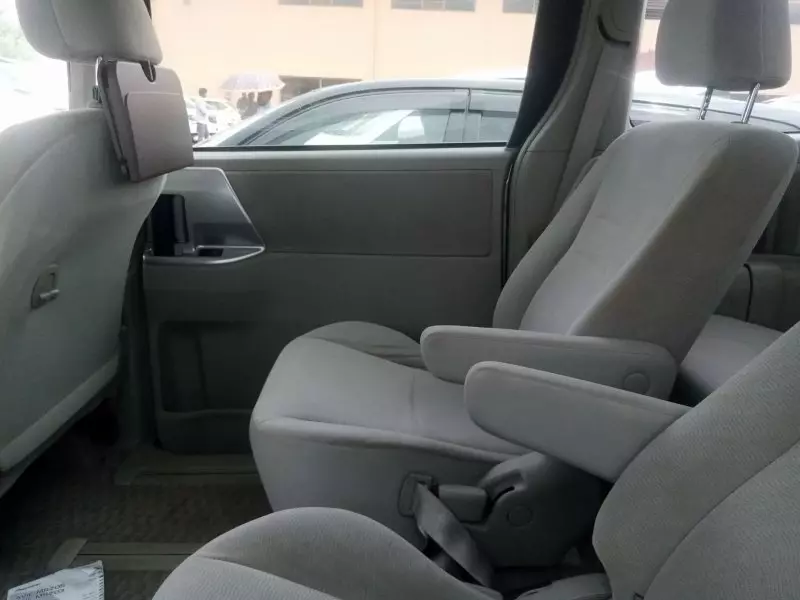 Toyota Noah   - 2013