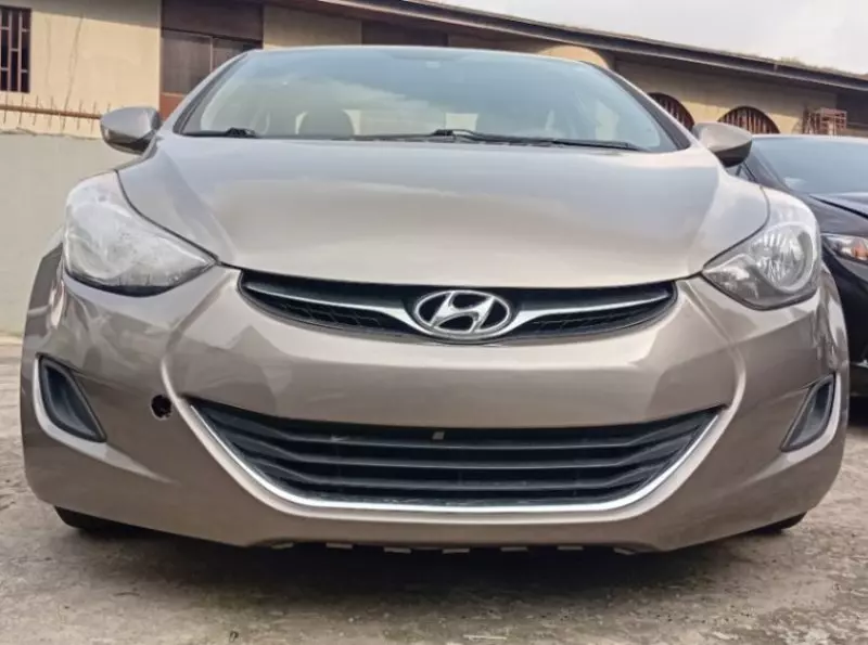 Hyundai Elantra   - 2012