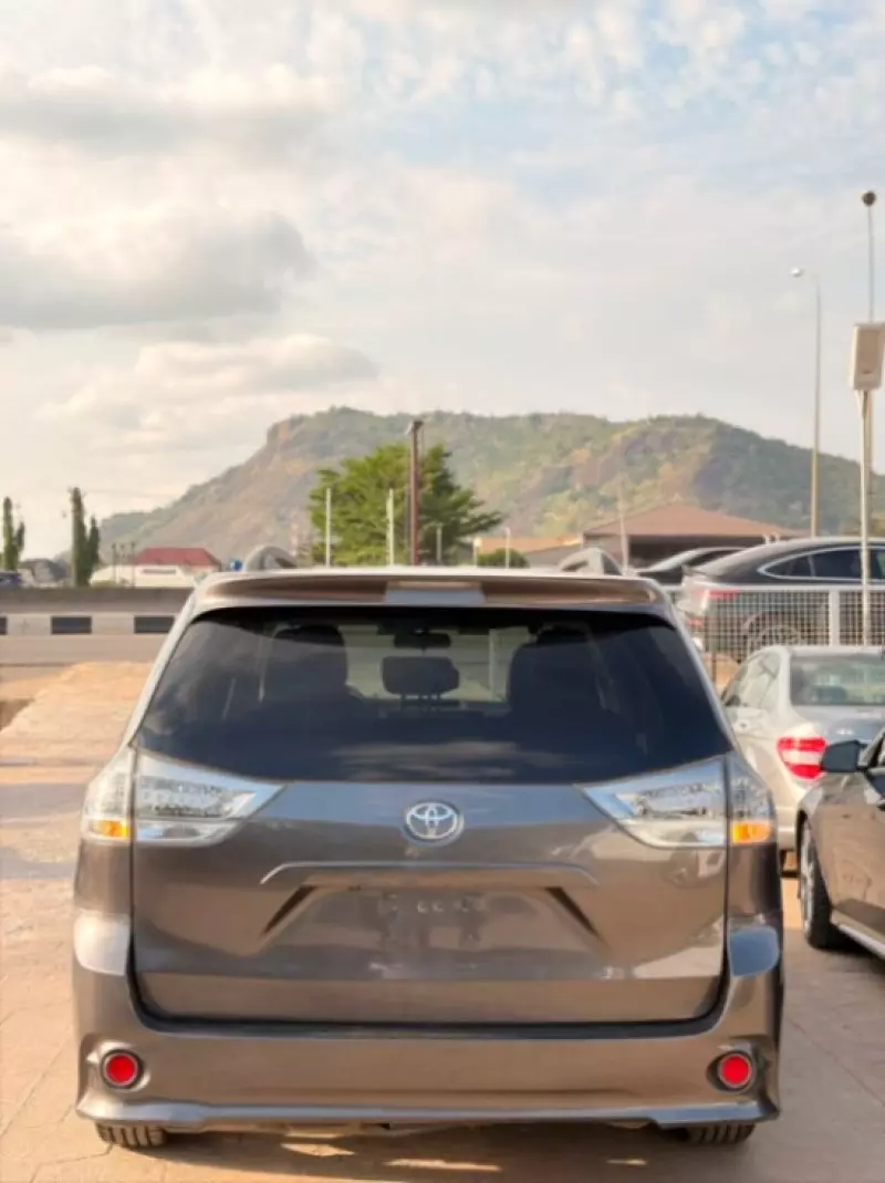 Toyota Sienna   - 2011