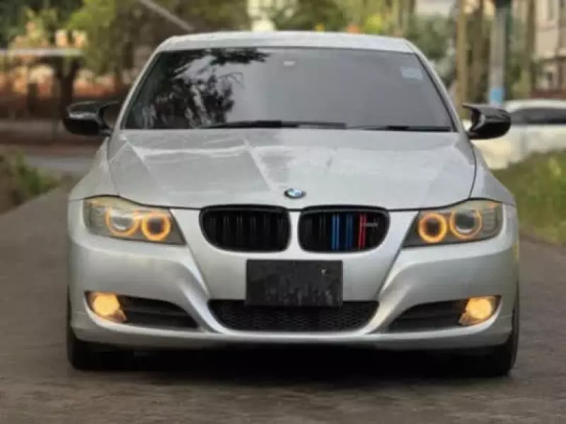 BMW 320i   - 2011