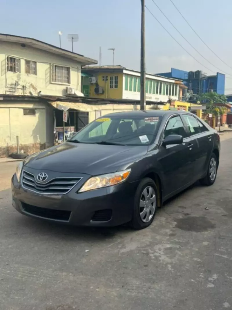 Toyota Camry   - 2011