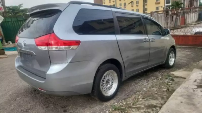 TOYOTA Sienna   - 2011