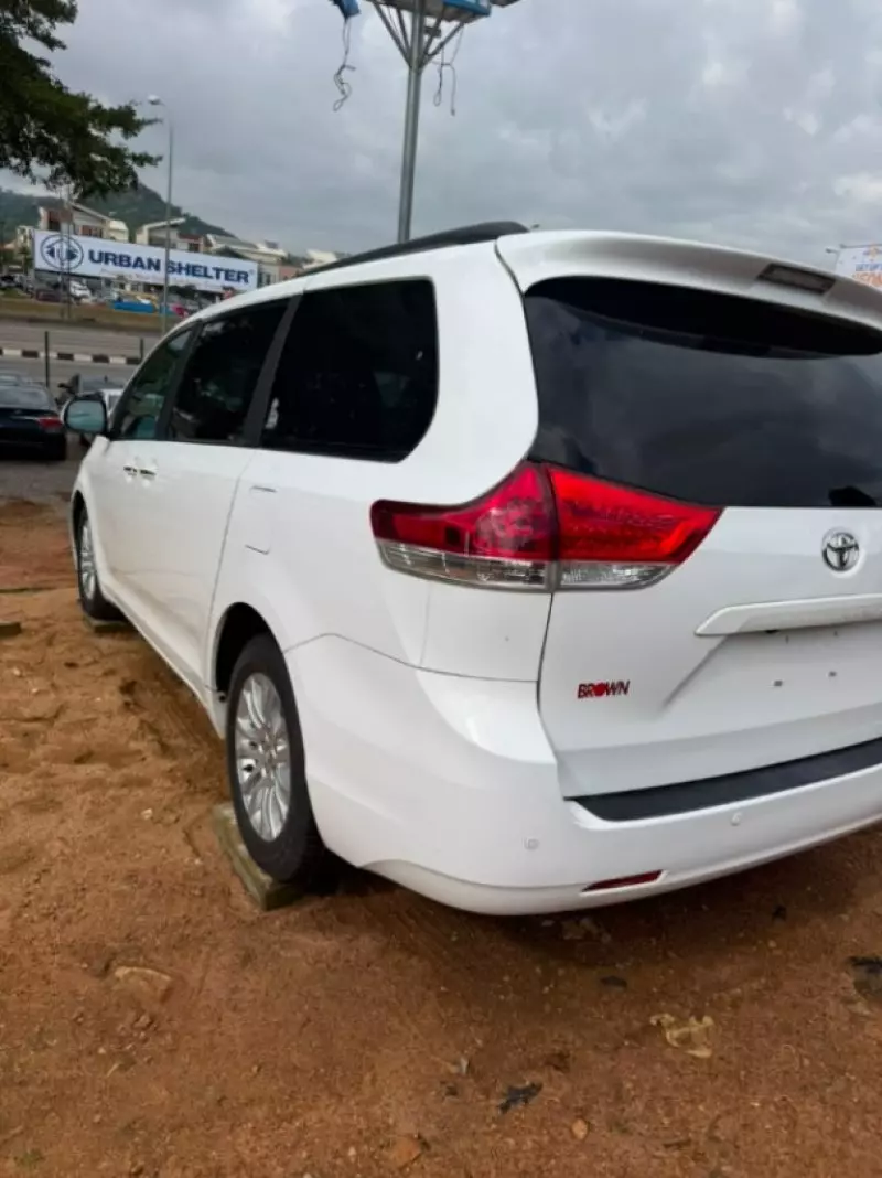 TOYOTA Sienna   - 2011