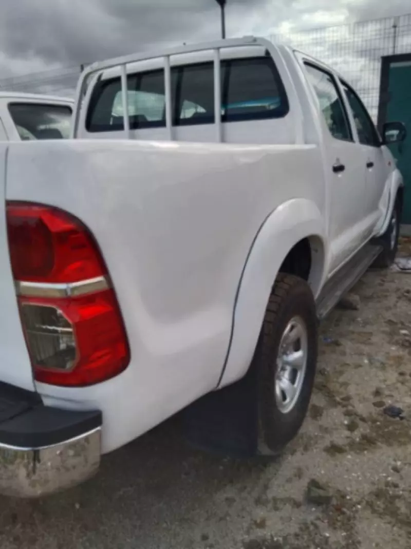 Toyota Hilux   - 2015