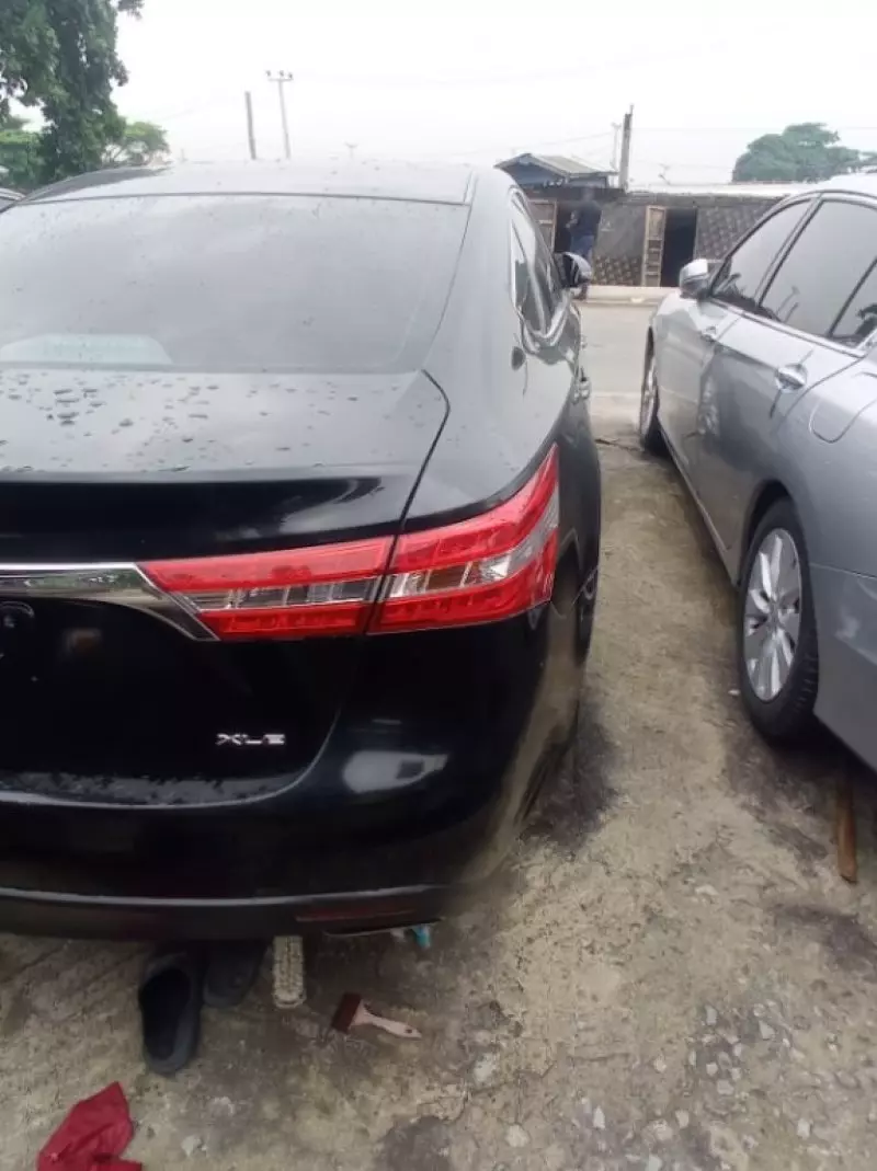 Toyota Avalon   - 2013